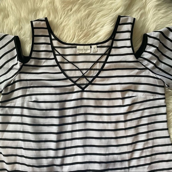 women’s black and white Striped cold shoulder top loose fit - Picture 3 of 5
